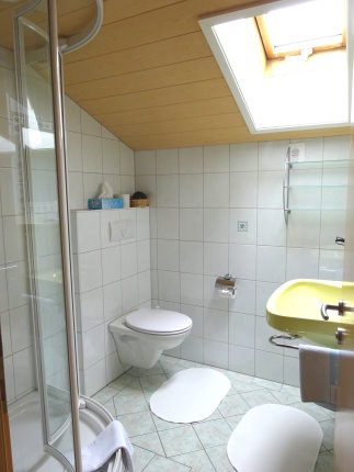 Das Badezimmer vom Doppelzimmer Nr. 2 Der Sanitärbereich von Nr. 2
