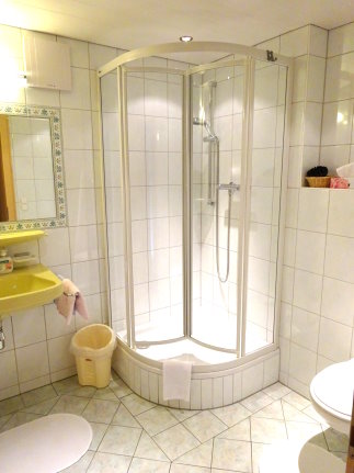 Das Badezimmer vom Doppelzimmer Nr. 4 Der Sanitärbereich von Nr. 4